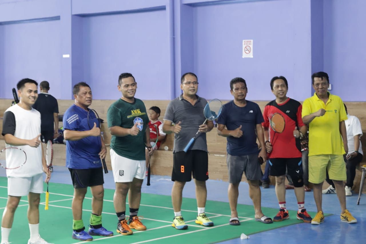 Anggota Dewan Bersama wali Kota Luangkan Waktu Berolahraga Badminton